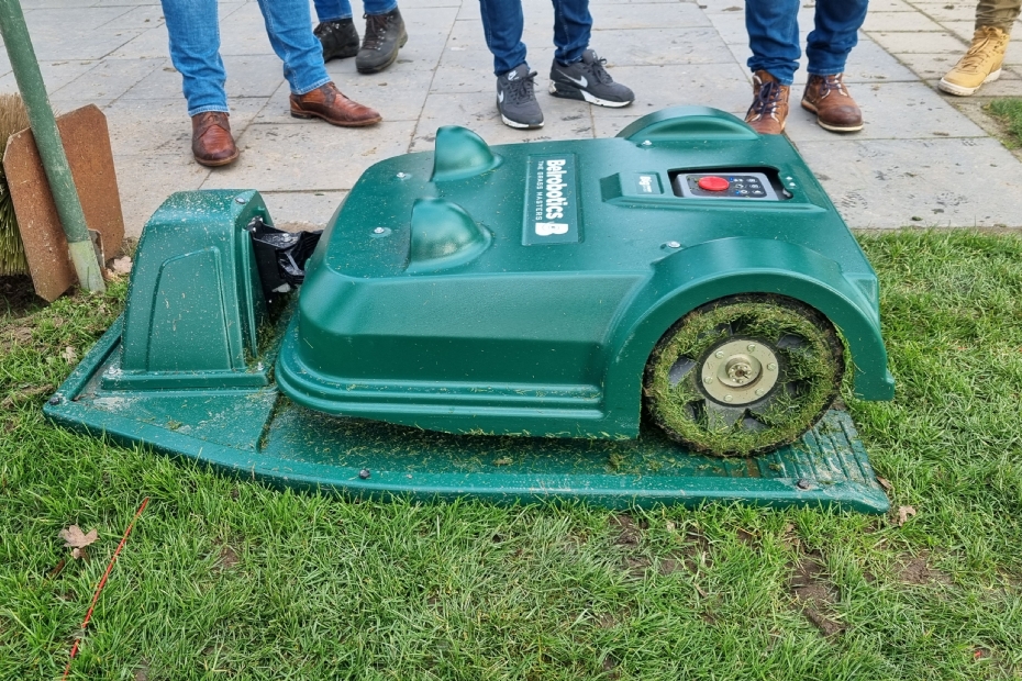 WiseNav 4.7 tilt robotmaaien  naar hoger niveau